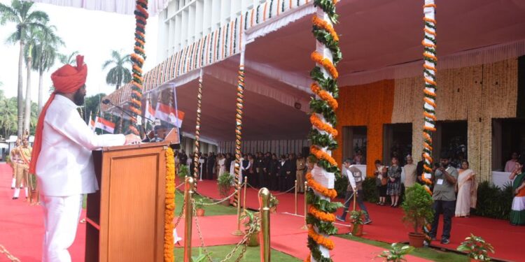 भारतीय स्वातंत्र्याच्या ७६ व्या स्वातंत्र्यदिनानिमित्त मुख्यमंत्री एकनाथजी शिंदे साहेब यांच्याहस्ते मंत्रालयात ध्वजारोहण