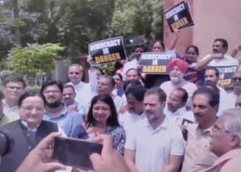 लोकसभेतील काँग्रेसचे सभागृह नेते अधीर रंजन चौधरींच्या निलंबनाविरोधात ‘इंडिया’च्या खासदारांचे आंदोलन