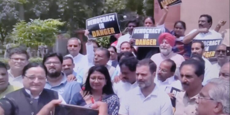 लोकसभेतील काँग्रेसचे सभागृह नेते अधीर रंजन चौधरींच्या निलंबनाविरोधात ‘इंडिया’च्या खासदारांचे आंदोलन