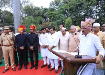 उपमुख्यमंत्री अजित पवार यांच्याहस्ते स्वातंत्र्यदिनाच्या 76 व्या वर्धापनदिनानिमित्त कोल्हापूर येथील जिल्हाधिकारी कार्यालयाच्या प्रांगणात ध्वजारोहण