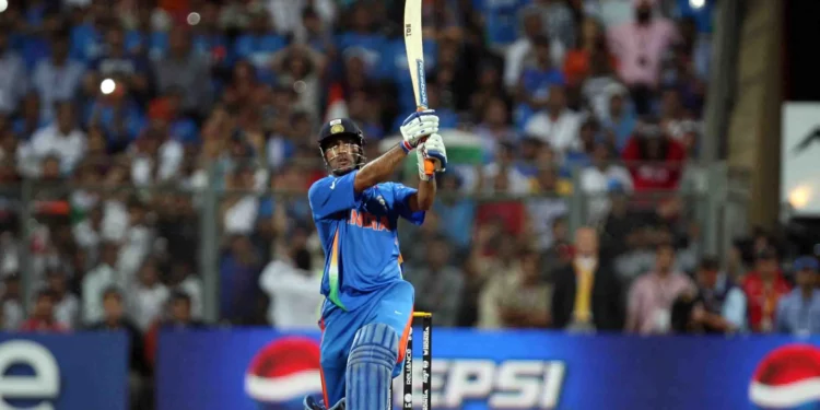 एम.एस. धोनीने विश्वचषक जिंकून देणारा षटकार मारला होता, MCA करणार आता त्या बाकड्यांचा लिलाव