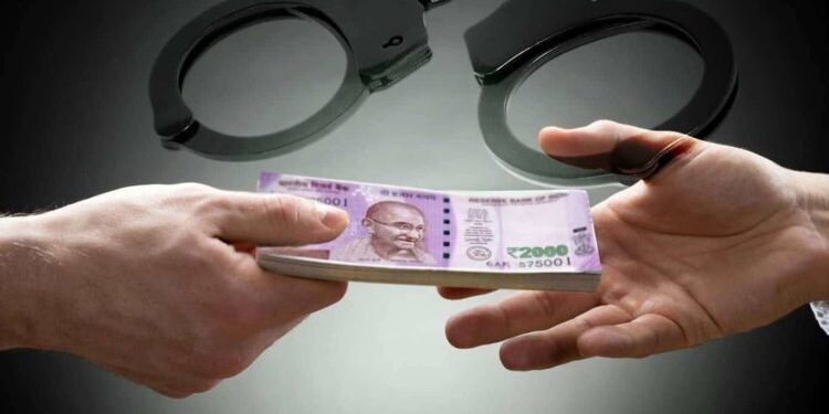 गुन्हा दाखल न करण्यासाठी सहायक फौजदार ५० हजाराची लाच स्वीकारताना एसीबीच्या पथकाने रंगेहाथ पकडले