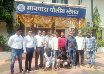धूम स्टाईलने दुचाकीवर येऊन लुटणाऱ्या दोन सराईत चोरट्यांना पोलिसांनी सापळा रचून केली अटक