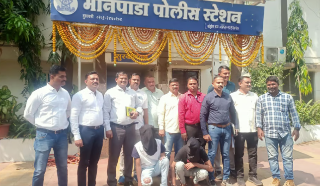 धूम स्टाईलने दुचाकीवर येऊन लुटणाऱ्या दोन सराईत चोरट्यांना पोलिसांनी सापळा रचून केली अटक
