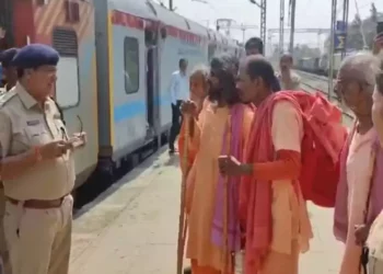 साधूंच्या वेशात चार आतंकवादी, रेल्वे हेल्पलाइनवर पोस्ट; चौघांना ताब्यात घेतलं