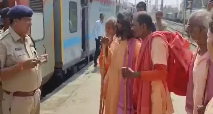 साधूंच्या वेशात चार आतंकवादी, रेल्वे हेल्पलाइनवर पोस्ट; चौघांना ताब्यात घेतलं