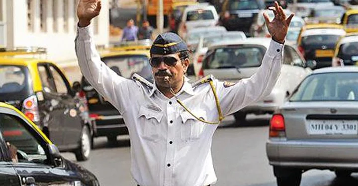 हत्येचा प्रयत्न केल्याचा गुन्हा दाखल, मोटारगाडीची वाहतूक नियमन करणाऱ्या पोलिसाला धडक