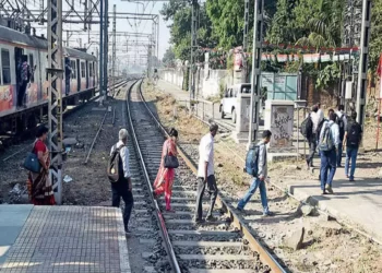 एक हजाराहून अधिक प्रवाशांवर गेल्या ११ महिन्यात दंडात्मक कारवाई; रेल्वे रूळ ओलांडण्याचे प्रकार ठाणे स्थानकात सुरूच