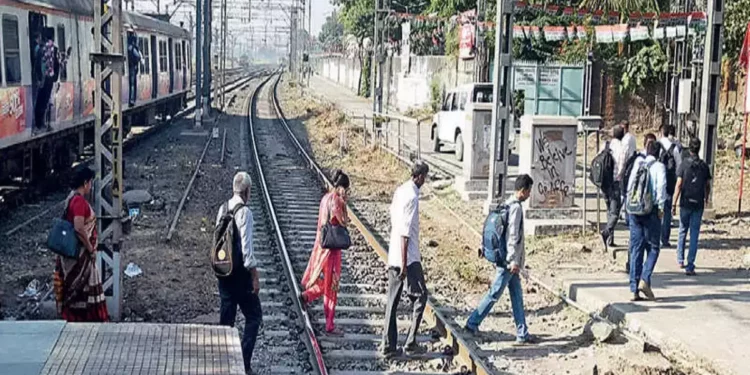 एक हजाराहून अधिक प्रवाशांवर गेल्या ११ महिन्यात दंडात्मक कारवाई; रेल्वे रूळ ओलांडण्याचे प्रकार ठाणे स्थानकात सुरूच