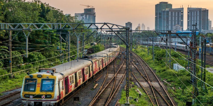 लोकलच्या मालडब्यातून अनधिकृतपणे प्रवास करणाऱ्या ३११ प्रवाशांकडून आरपीएफ कडून  ४६ हजार रुपये दंड वसूल