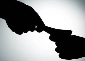 अधिकाऱ्यासह तीनजण दीड लाख रुपयांच्या लाचेप्रकरणी ताब्यात