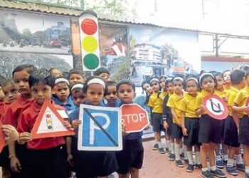 वाहतूकीच्या नियमांचे पालन करण्याच्या सूचना; शालेय विद्यार्थ्यांना रस्ते सुरक्षेचे धडे