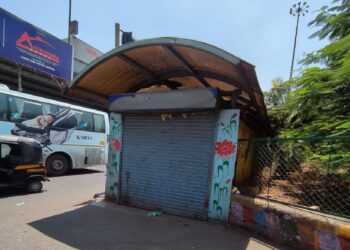 महामार्गावरील बंद भुयारी मार्गाचा ताबा फेरीवाल्यांकडे, पालिकेने केली कारवाई