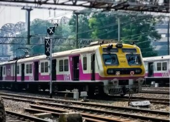 मुंबई उपनगरी रेल्वेमार्ग असा होणार सुरक्षित ; उपनगरी रेल्वेमार्गाला सुरक्षेचे ‘कुंपण’