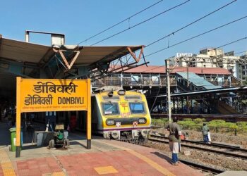 डोंबिवली रेल्वे स्थानकातील प्लेटफॉर्मवर छत नसल्याने प्रवाशांना उन्हाचे चटके