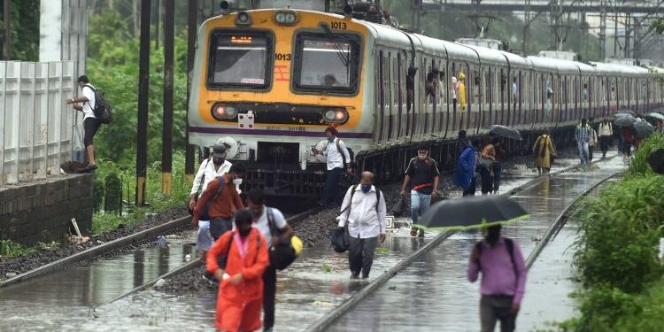 पावसामुळे मध्य रेल्वेची वाहतूक विस्कळीत; एका मागोमाग एक लोकल थांबल्या