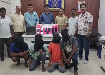रेल्वे प्रवाशांना लुटणाऱ्या टोळीचा रेल्वे क्राईम ब्रँच पोलिसांनी केला पर्दाफाश