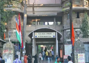 केस पेपरसाठी केईएम रुग्णालयात लागणारा प्रतीक्षा कालावधी कमी करावा