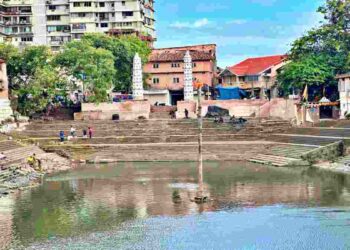 पायऱ्यांची केली नासधूस, पालिकेकडून डागडुजी; बाणगंगा तलावाच्या कंत्राटदारावर गुन्हा