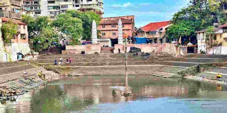 पायऱ्यांची केली नासधूस, पालिकेकडून डागडुजी; बाणगंगा तलावाच्या कंत्राटदारावर गुन्हा