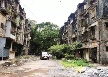 १७५ कुटुंबाचे उपकरप्राप्त अतिधोकादायक इमारतीत अजूनही वास्तव्य