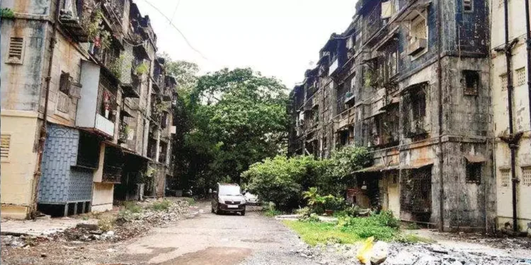 १७५ कुटुंबाचे उपकरप्राप्त अतिधोकादायक इमारतीत अजूनही वास्तव्य