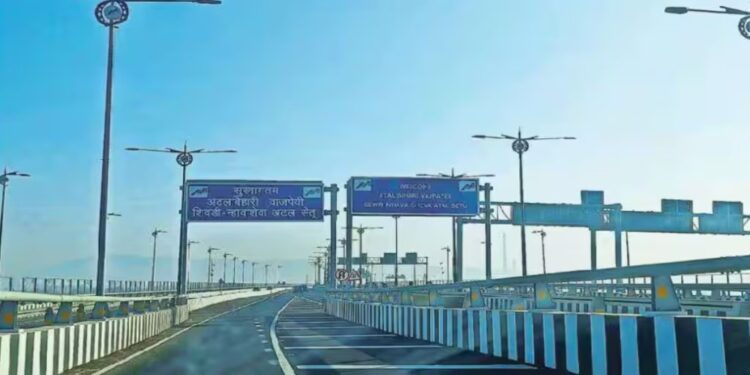 पोलिसांसाठी अटलसेतूवर फक्त निवारा शेड, गस्ती वाहन नसल्याने गैरसोय