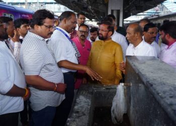 ‘या’ कारणावरून अधिकाऱ्यांना धरलं धारेवर; खासदार होताच नरेश मस्के ॲक्शन मोडवर
