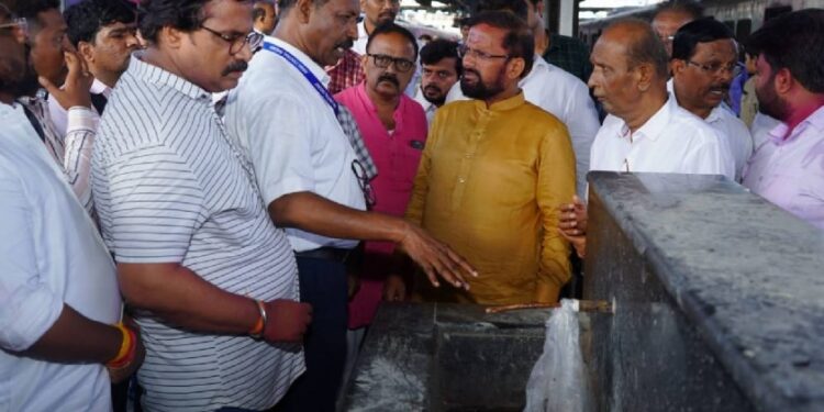 ‘या’ कारणावरून अधिकाऱ्यांना धरलं धारेवर; खासदार होताच नरेश मस्के ॲक्शन मोडवर