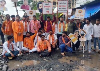भिवंडीत नागरिक हैराण रस्त्यांच्या खड्ड्यांमुळे; रस्त्यांवर खड्ड्यांना सर्वस्वी मनपा प्रशासन जबाबदार असल्याचा आरोप