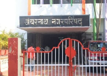 अंबरनाथ पालिकेच्या कर्मचाऱ्यांस वंचित पदाधिकाऱ्याकडून मारहाण