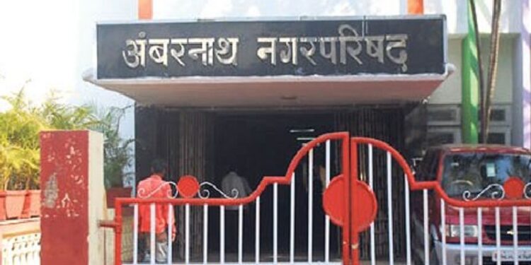 अंबरनाथ पालिकेच्या कर्मचाऱ्यांस वंचित पदाधिकाऱ्याकडून मारहाण