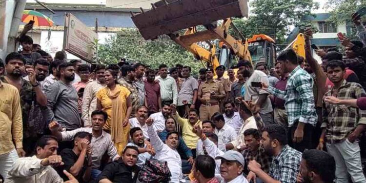 डोंबिवलीतील रहिवाशांसह जमावावर गुन्हा; बेकायदा राधाई गृहसंकुल तोडण्यास विरोध