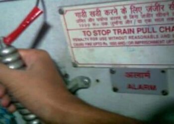 मध्य रेल्वेने रेल्वेच्या अलार्म चेनचा गैरवापर करणाऱ्या प्रवाशांवर केली कारवाई; प्रवाशांकडून ६३.२१ लाखांची दंडवसुली