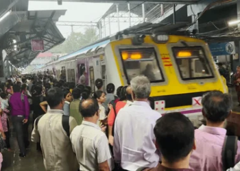 सिग्नल यंत्रणेतील बिघाडामुळे कल्याणची लोकल सेवा विस्कळीत, कामाच्या पहिल्या दिवशीच प्रवासी संतप्त