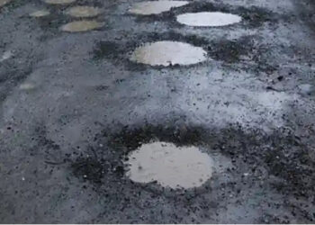 कल्याण शिळफाटा रोड भागात खड्ड्यामुळे तरुणाचा मृत्यू