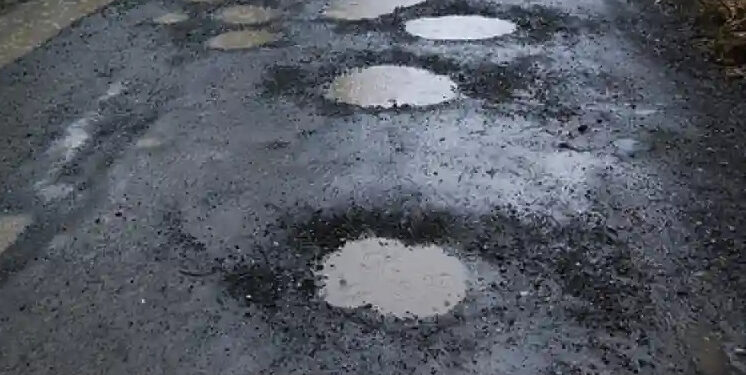 कल्याण शिळफाटा रोड भागात खड्ड्यामुळे तरुणाचा मृत्यू