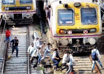 लोकल पकडण्यासाठी डोंबिवली रेल्वे स्थानकातील प्रवाशांचा धोकादायक प्रवास