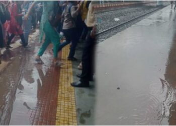 नव्याने विस्तारित केलेल्या ठाणे रेल्वे स्थानकातील प्लॅटफॉर्मवर तुंबले पाणी