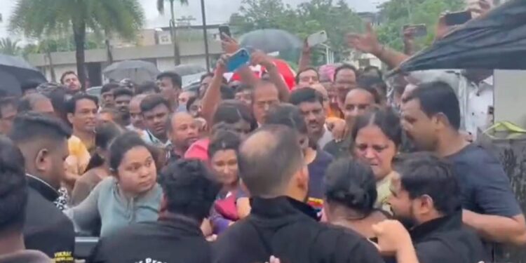 डोंबिवलीत पाण्याची गळती, हायप्रोफाईल गृहनिर्माण प्रकल्पामुळे घरे घेतलेल्या लोकांची निराशा.