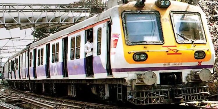 डोंबिवली : लोकल ट्रेनमधून प्रवासी पडून जखमी