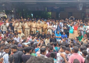 बदलापुरात मुलींचं लैंगिक शोषण, लोकांनी 10 तास रेल्वे मार्ग रोखून धरला, नागरिकांचे रौद्ररूप