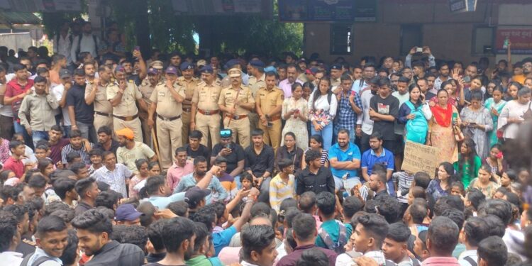 बदलापुरात मुलींचं लैंगिक शोषण, लोकांनी 10 तास रेल्वे मार्ग रोखून धरला, नागरिकांचे रौद्ररूप