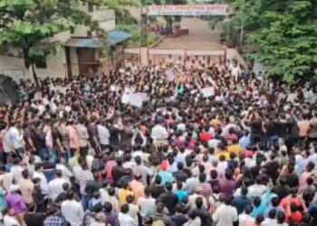 बदलापुरात दोन मुलींवर लैंगिक अत्याचार; पालक आणि नागरिकांचे शाळेबाहेर आंदोलन