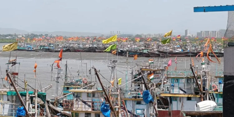 अखेर प्रतीक्षा संपली कारंजा बंदर मासळी बाजार झाला सुरू