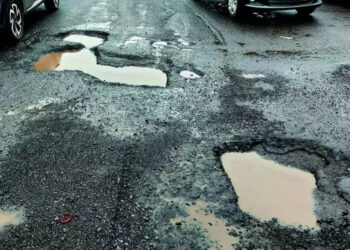 पनवेल : दुचाकीने जात असताना खड्ड्यांमुळे झालेल्या अपघातात तरुणीची मृत्यू