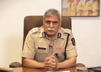 माजी पोलीस महासंचालक संजय पांडे यांच्यासह सात जणांविरोधात खंडणीचा गुन्हा दाखल