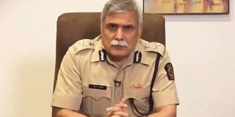 माजी पोलीस महासंचालक संजय पांडे यांच्यासह सात जणांविरोधात खंडणीचा गुन्हा दाखल