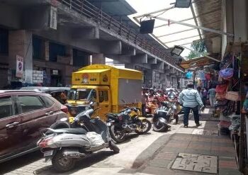 डोंबिवली पूर्व येथील वाढलेल्या वाहनांच्या संख्येतून होणाऱ्या वाहतूक कोंडीमुळे प्रवासी हैराण