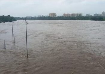 गेल्या १० दिवसांपासून मुसळधार पावसामुळे पाणी टंचाई; सोसायटी मधील रहिवासी हैराण